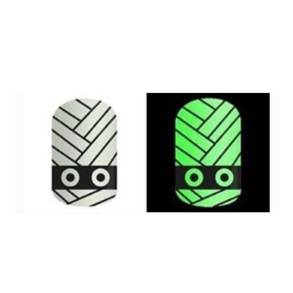 JAMBERRY Glow in the Dark Halloween Mummy Nail Wraps - All Wrapped Up - Picture 2 of 13